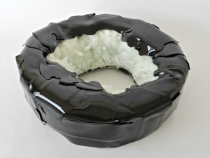 'O', 2015, Phosphatkristallisation, Epoxidharzsegmente, pigmentiert, thermisch verformt, 76x74x28,5 cm